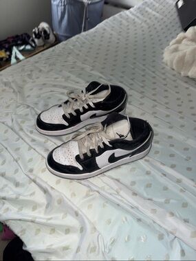 Nike Black and White Low-Top Sneakers with Swoosh
